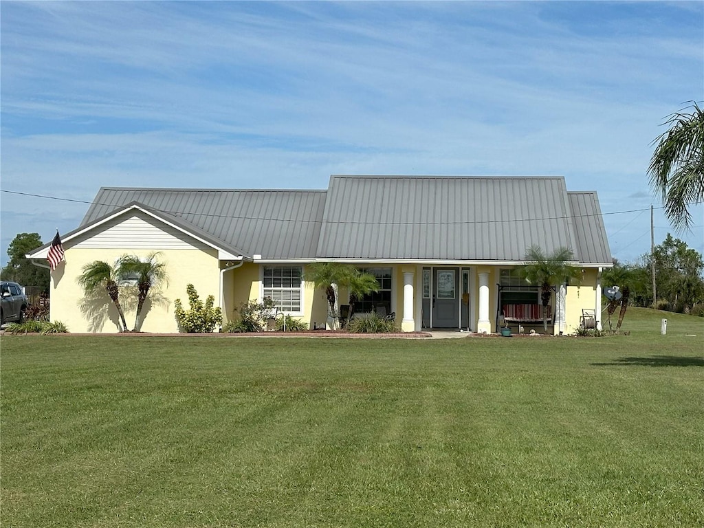 view of front of property featuring a front yard