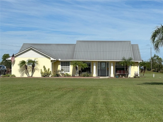 view of front of property featuring a front yard