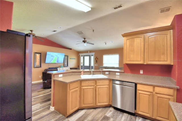 kitchen with ceiling fan, sink, kitchen peninsula, stainless steel appliances, and vaulted ceiling