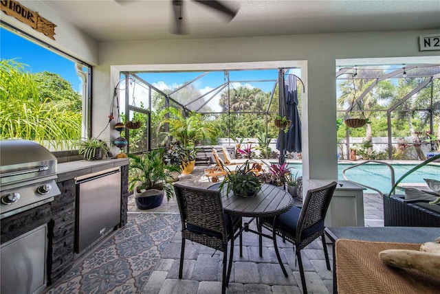 sunroom with ceiling fan