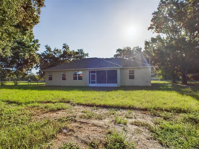 back of house featuring a lawn