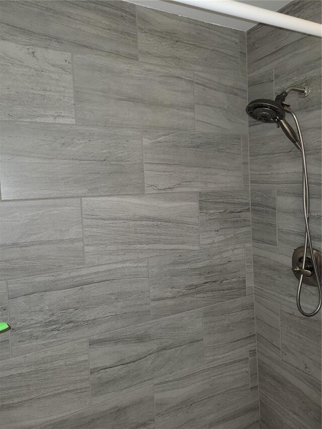 room details featuring a tile shower