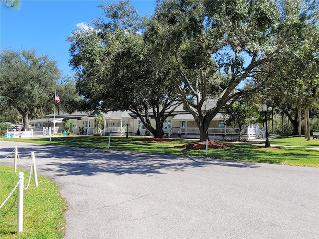 view of front of house featuring a front lawn