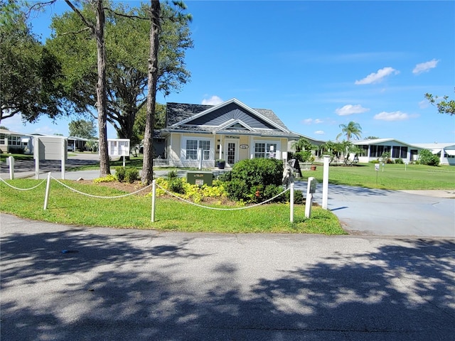 view of front of house featuring a front lawn