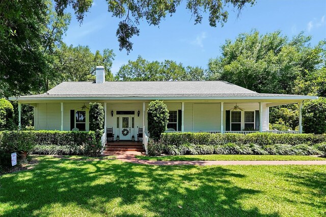 view of front facade featuring a front lawn and a porch