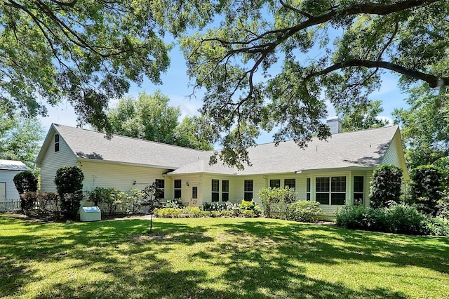 view of front of property with a front lawn