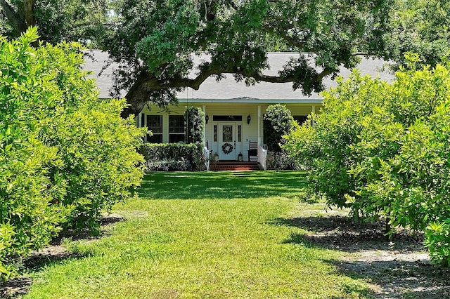 view of front facade with a front yard