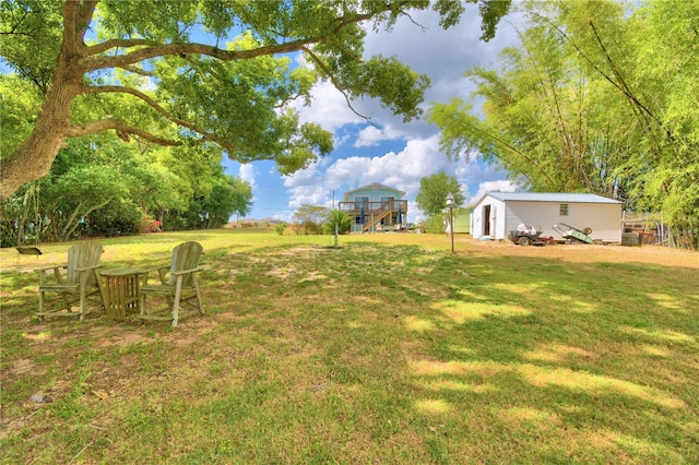 view of yard with an outdoor structure