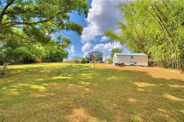 view of yard featuring an outdoor structure