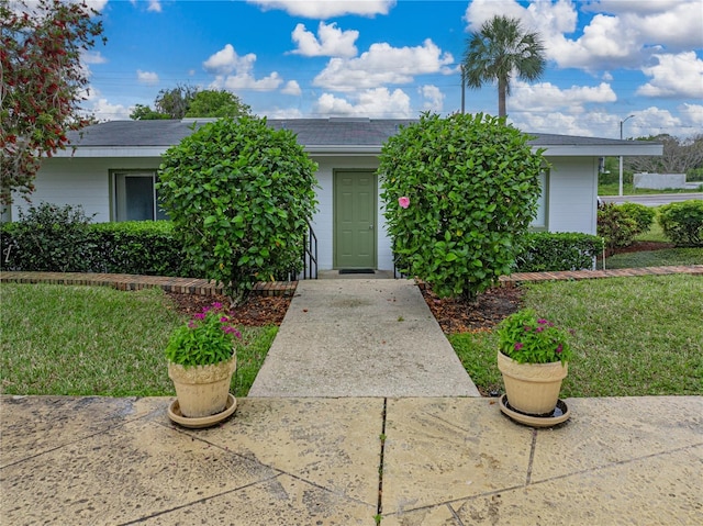 view of front of property featuring a front lawn