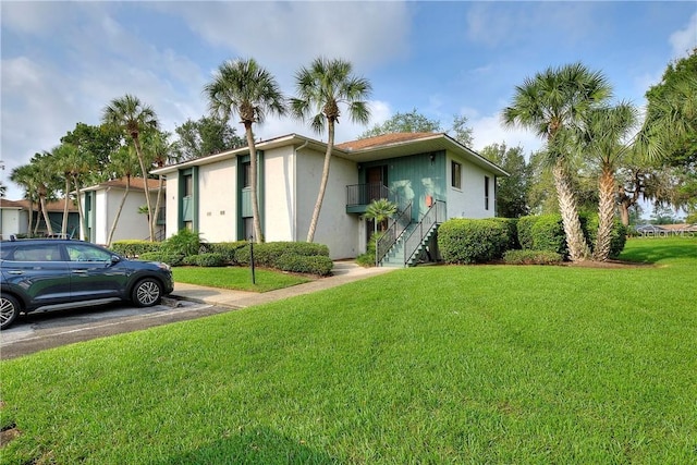 view of front facade with a front yard