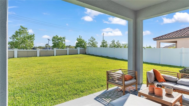 view of yard featuring outdoor lounge area