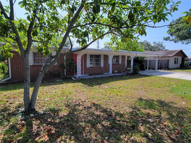 single story home with a front lawn