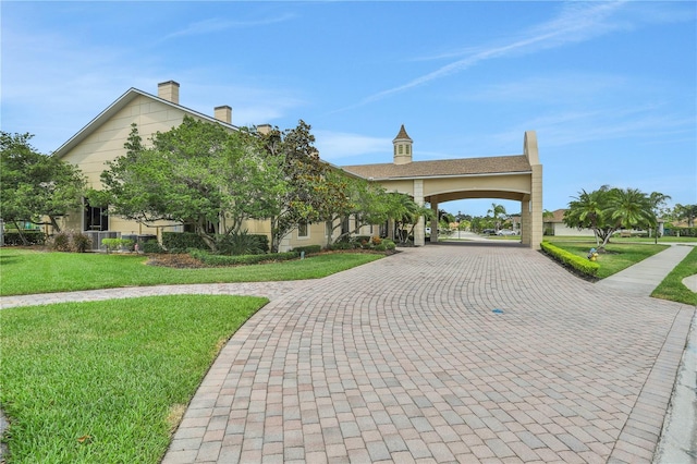 view of property's community featuring a lawn