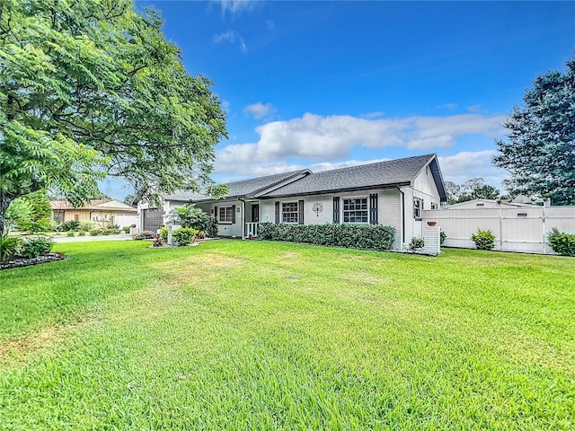 view of front of home featuring a front yard