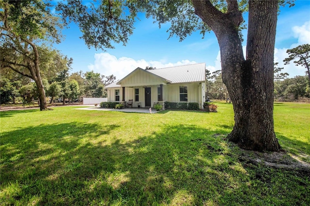 view of front of home featuring a front lawn