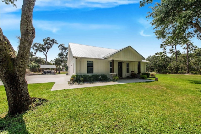 view of front of house with a front lawn