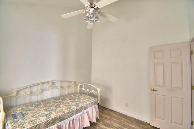 bedroom with dark wood-type flooring, baseboards, and a ceiling fan