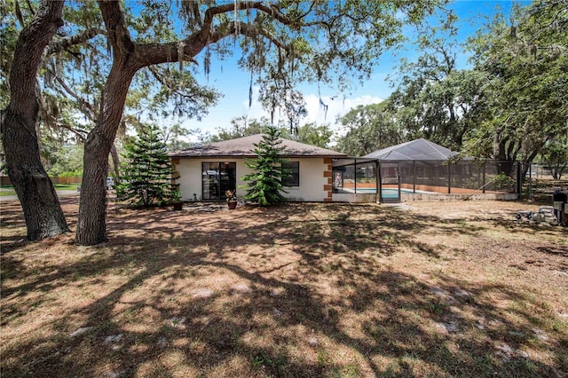 view of yard featuring a fenced in pool and a lanai