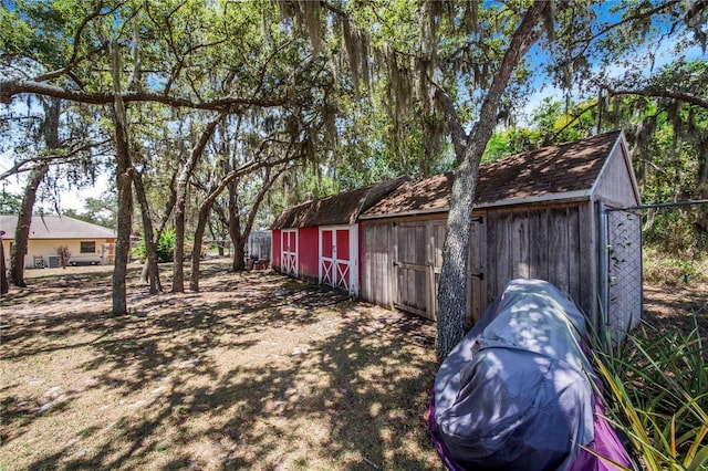 view of yard featuring an outbuilding