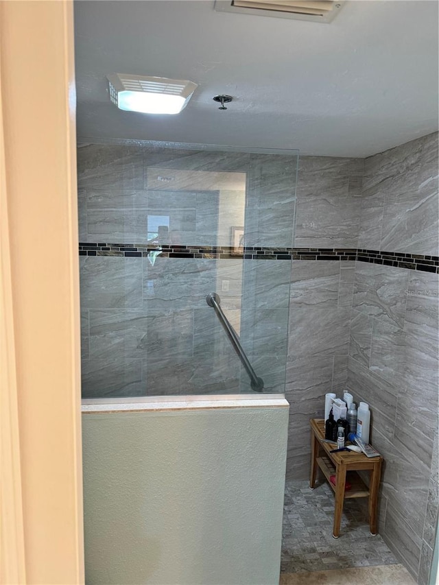 bathroom featuring tiled shower