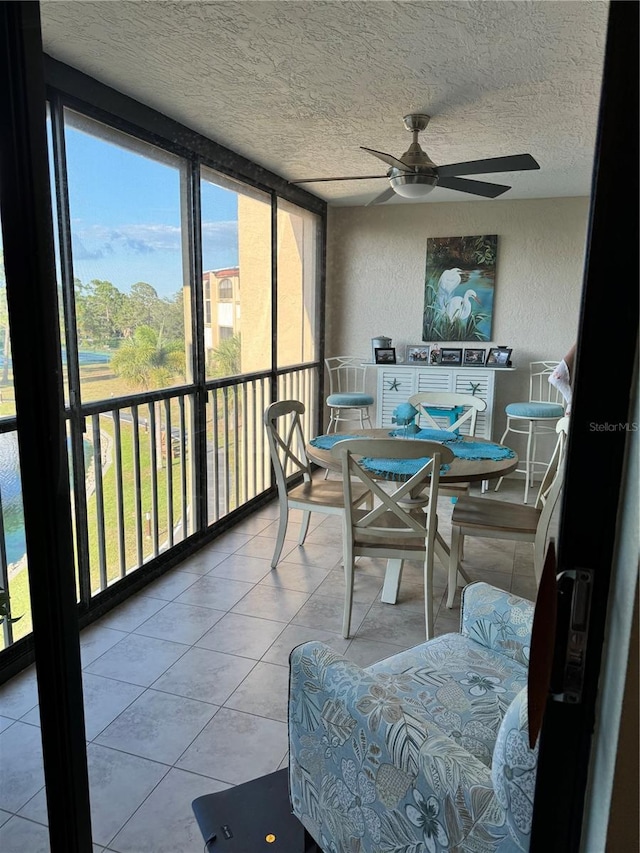 sunroom with ceiling fan