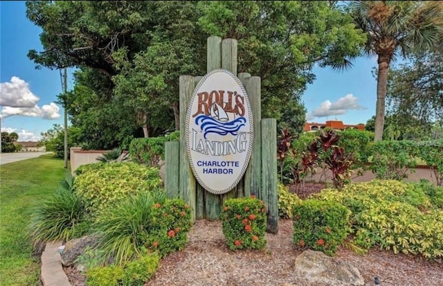 view of community / neighborhood sign