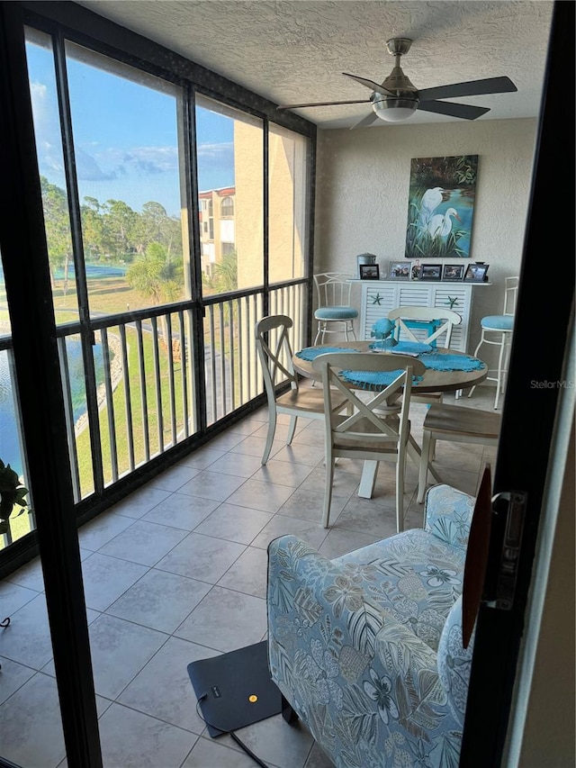 sunroom with ceiling fan