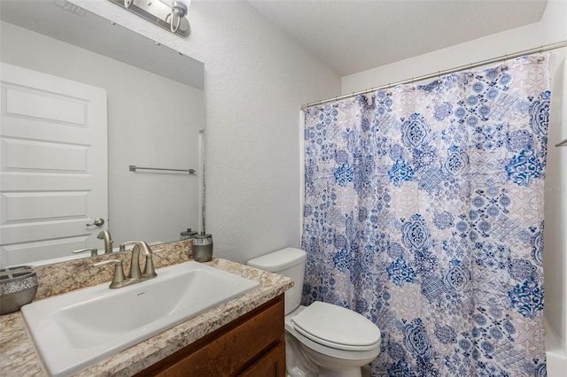 bathroom with a shower with shower curtain, vanity, and toilet