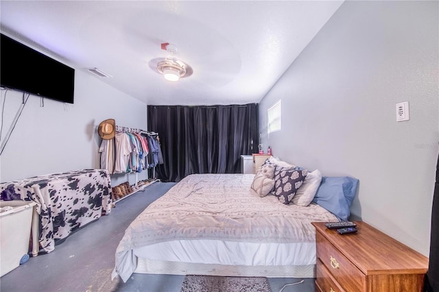 bedroom featuring ceiling fan