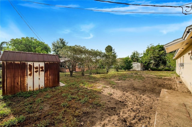 view of yard featuring a shed