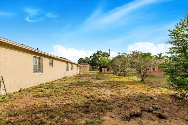 view of yard featuring a storage unit