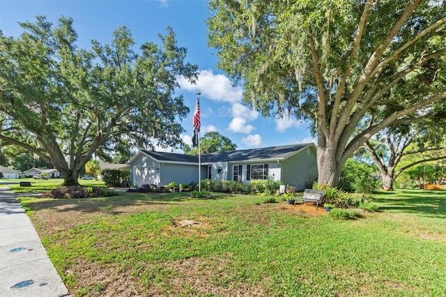 ranch-style home featuring a front lawn