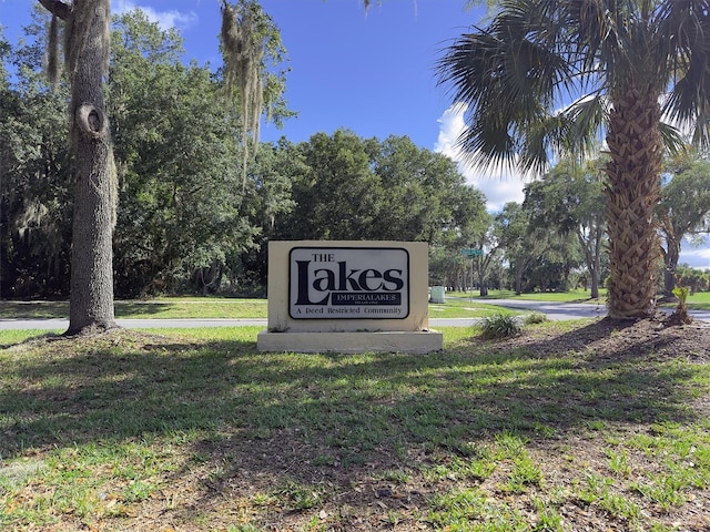 community sign with a yard