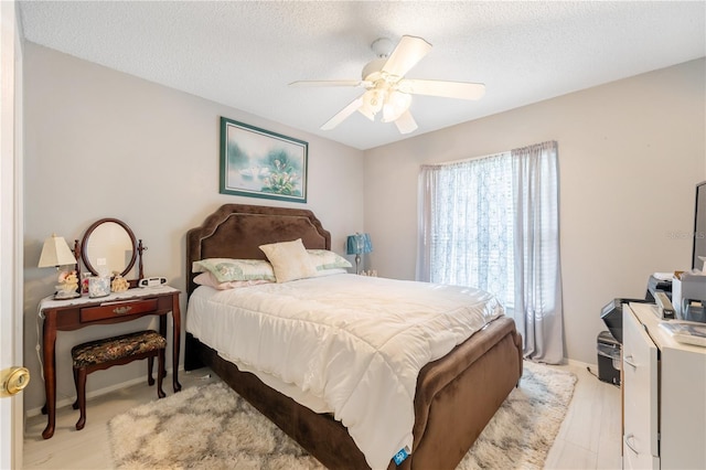 bedroom featuring ceiling fan and a textured ceiling