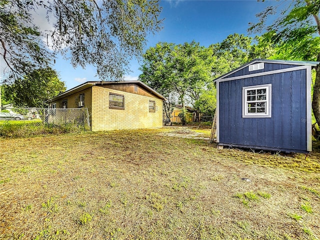 view of yard featuring a storage shed