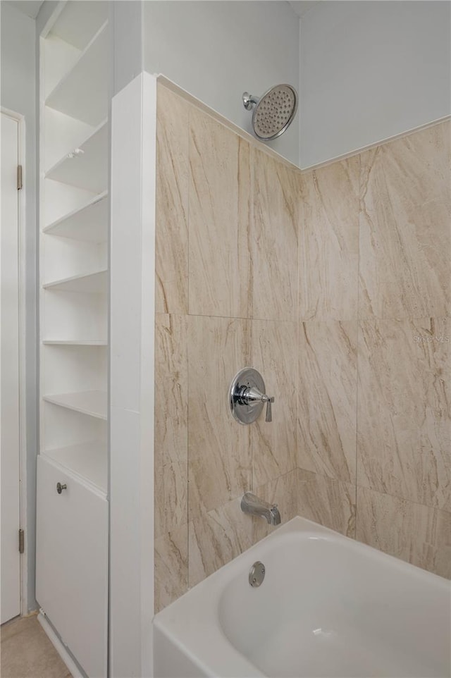 bathroom with tiled shower / bath