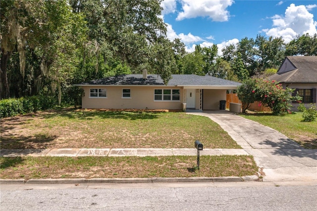 view of front of home with a carport and a front yard