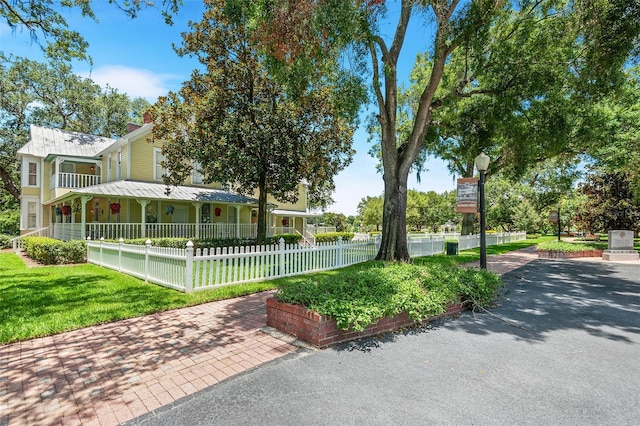 surrounding community featuring a fenced front yard