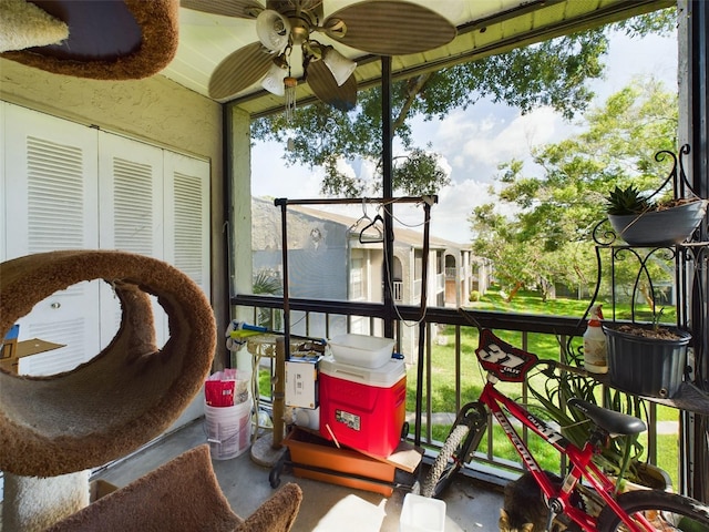 sunroom featuring ceiling fan