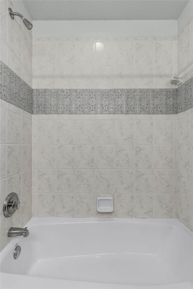 bathroom featuring tiled shower / bath