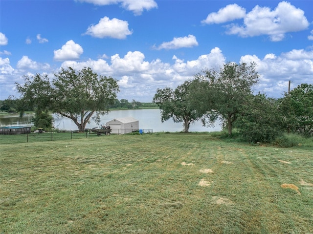 view of yard featuring a water view