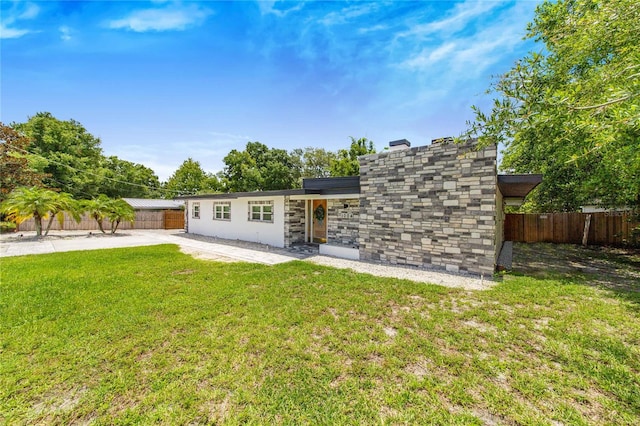 view of front of property featuring a front yard