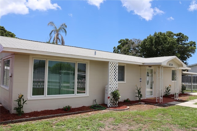 ranch-style home with a front yard