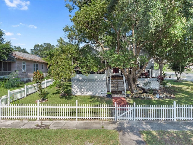 view of front of house featuring a front lawn