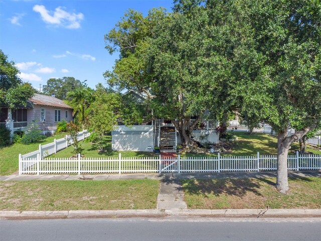 view of front of home featuring a front yard