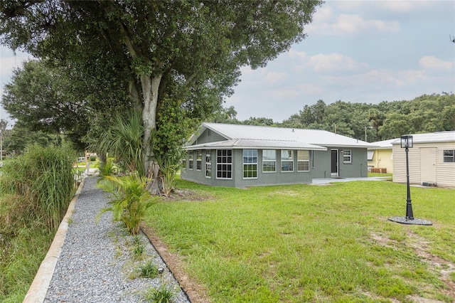 view of front facade featuring a front lawn