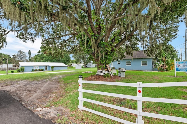 view of front of home featuring a front yard