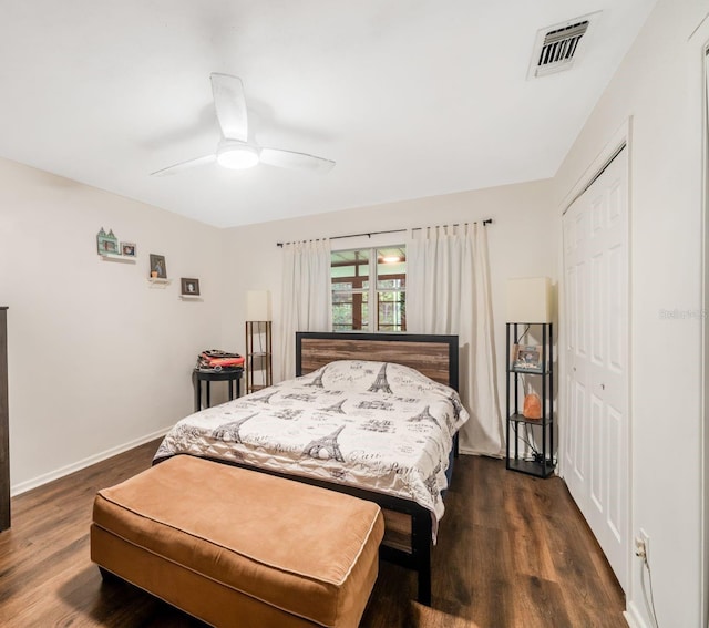 bedroom featuring ceiling fan, dark hardwood / wood-style floors, and a closet