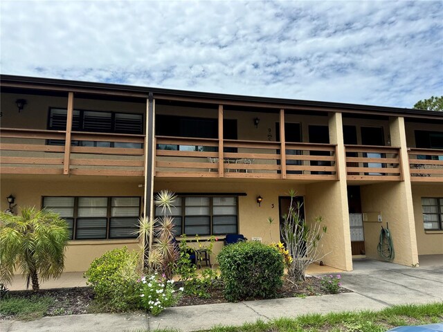 townhome / multi-family property featuring a balcony